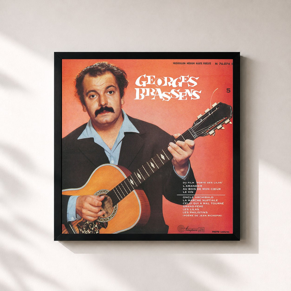 #noir Tableau carré de l'album Georges Brassens et sa guitare accompagné par Pierre Nicolas N°5 de Georges Brassens, cadre noir 32x32 cm