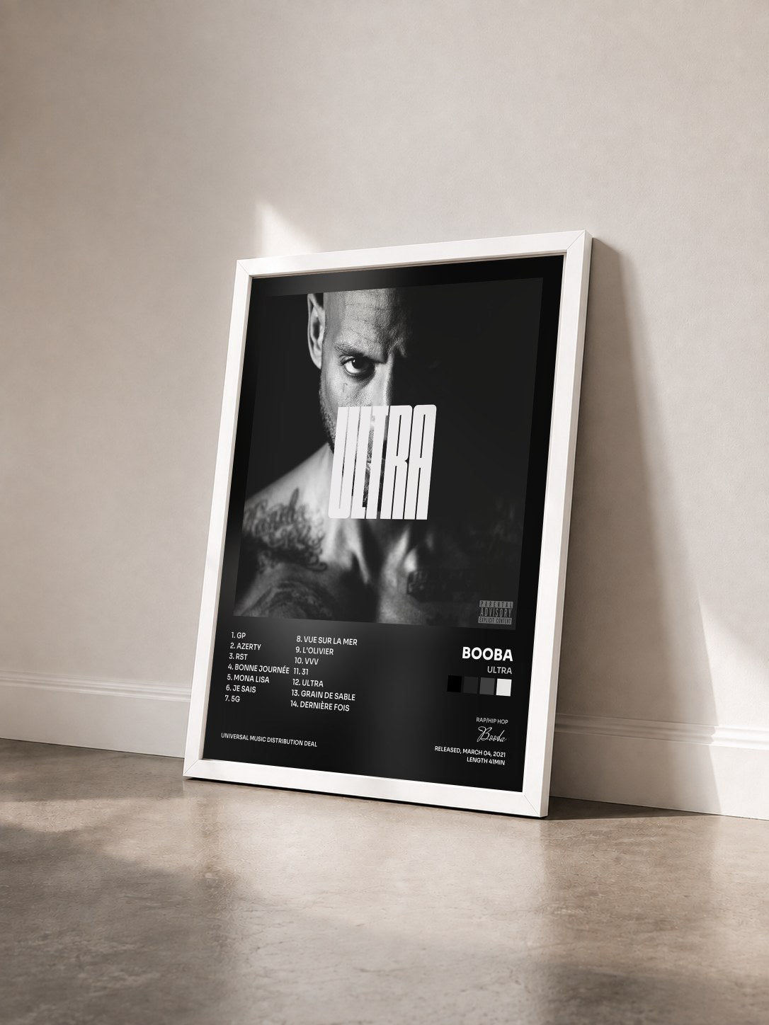#blanc Tableau de l'album ULTRA de Booba vu de trois quarts, cadre blanc