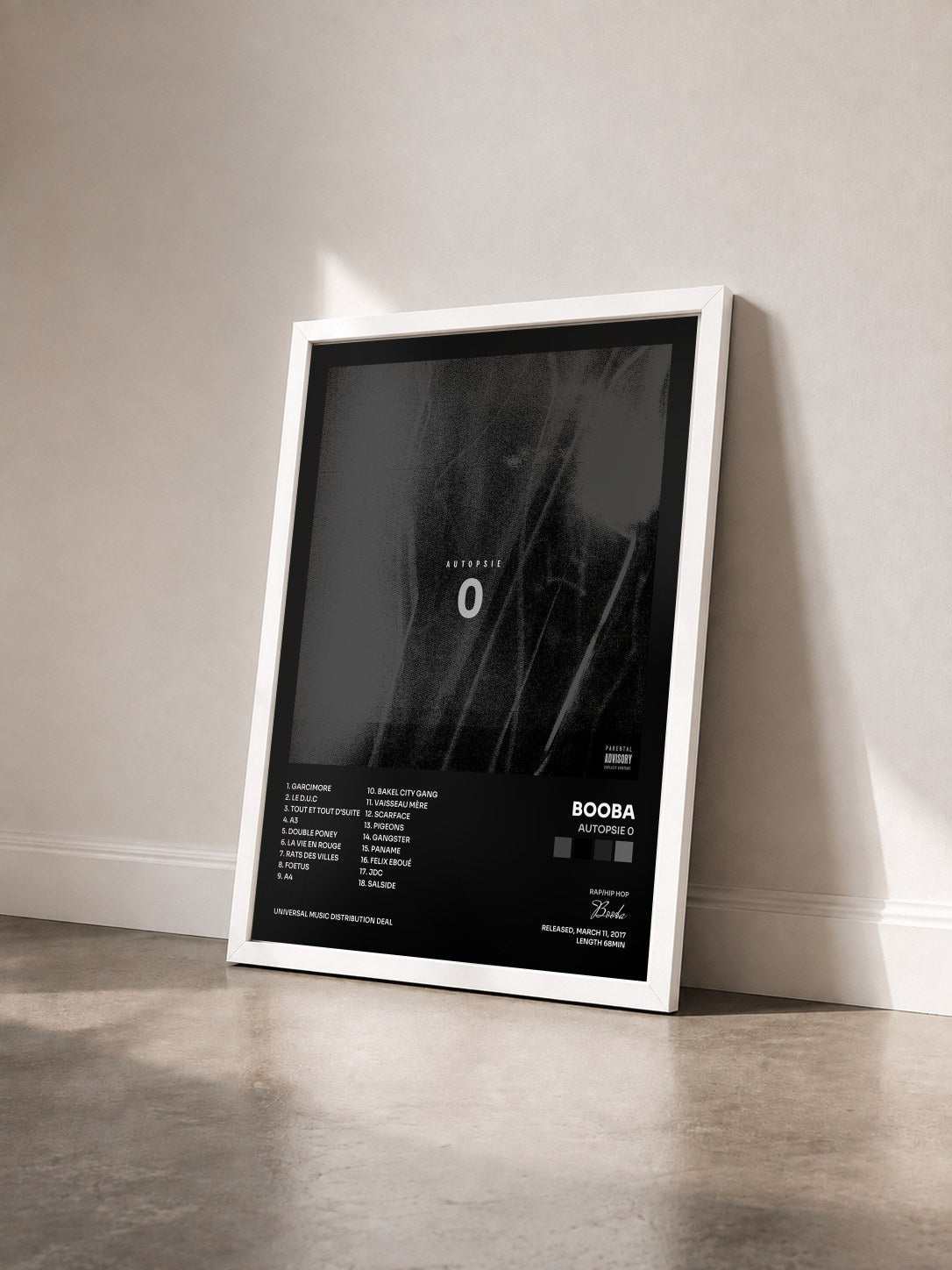 #blanc Tableau de l'album Autopsie 0 de Booba vu de trois quarts, cadre blanc
