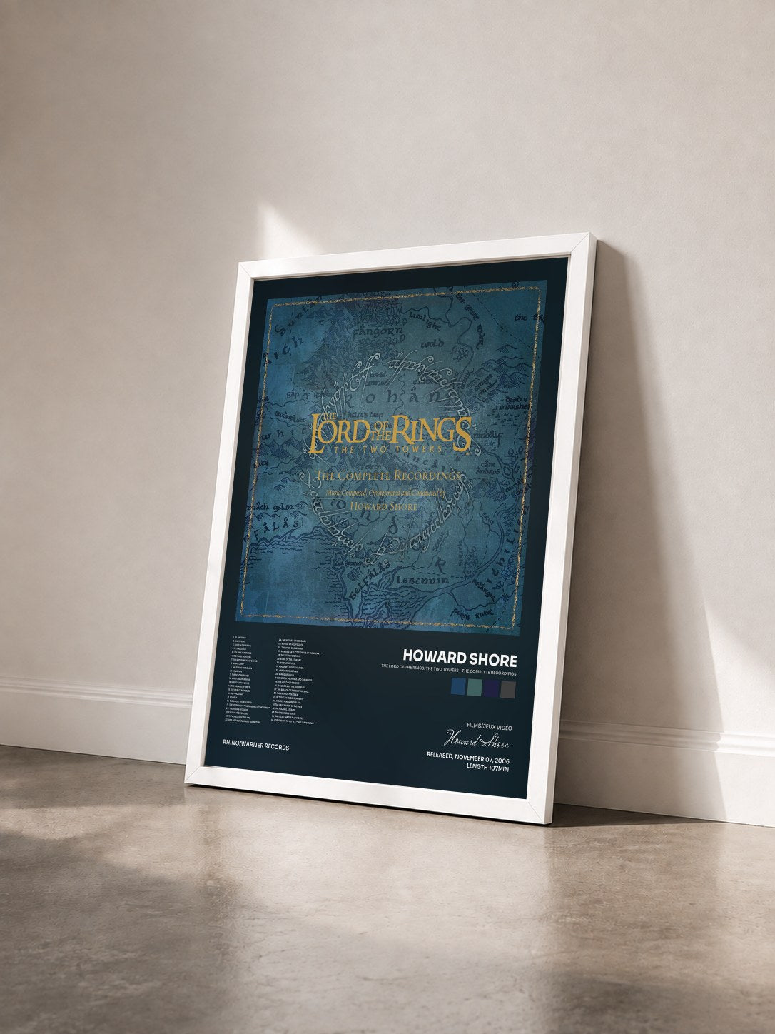 #blanc Tableau de l'album The Lord of the Rings: The Two Towers - the Complete Recordings de Howard Shore vu de trois quarts, cadre blanc
