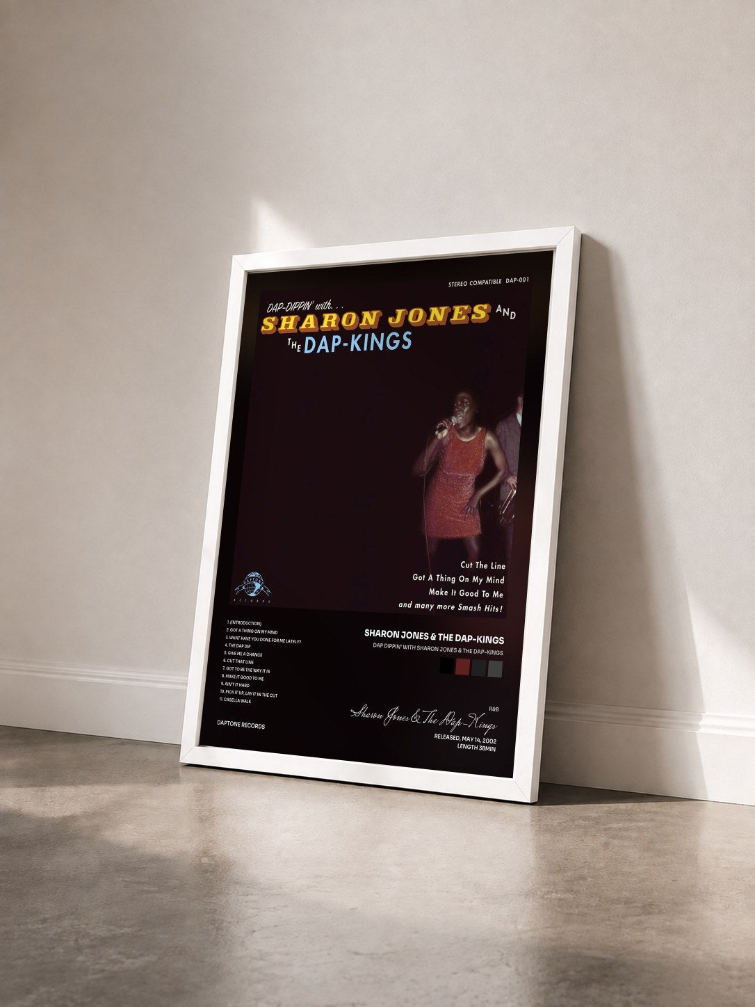 #blanc Tableau de l'album Dap Dippin' With Sharon Jones & The Dap-Kings de Sharon Jones & The Dap-Kings vu de trois quarts, cadre blanc