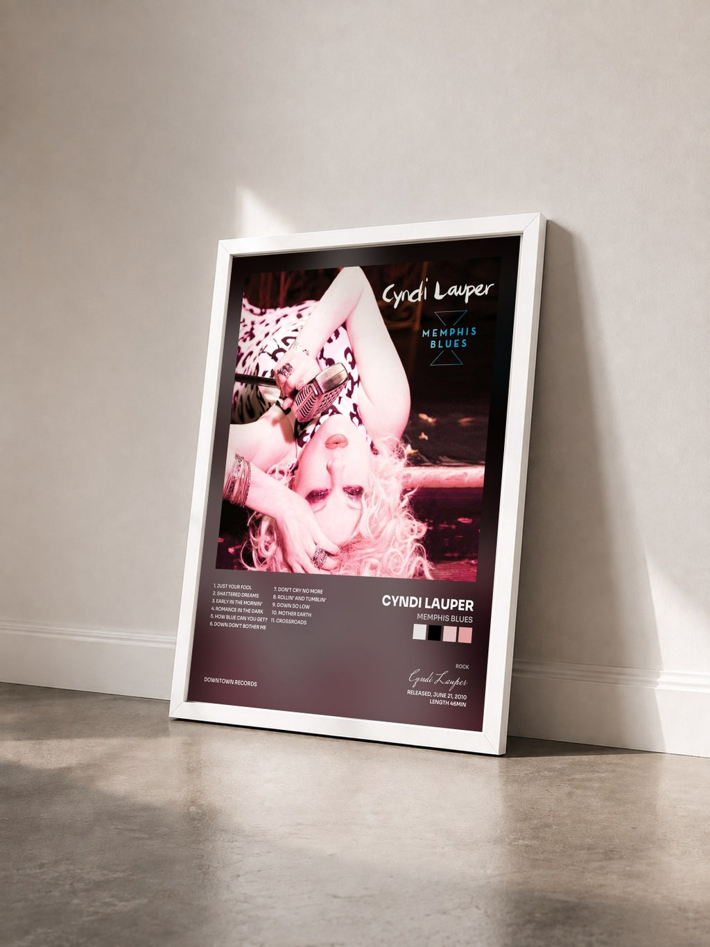 #blanc Memphis Blues di Cyndi Lauper in stampa incorniciata vista di tre quarti, cornice bianca