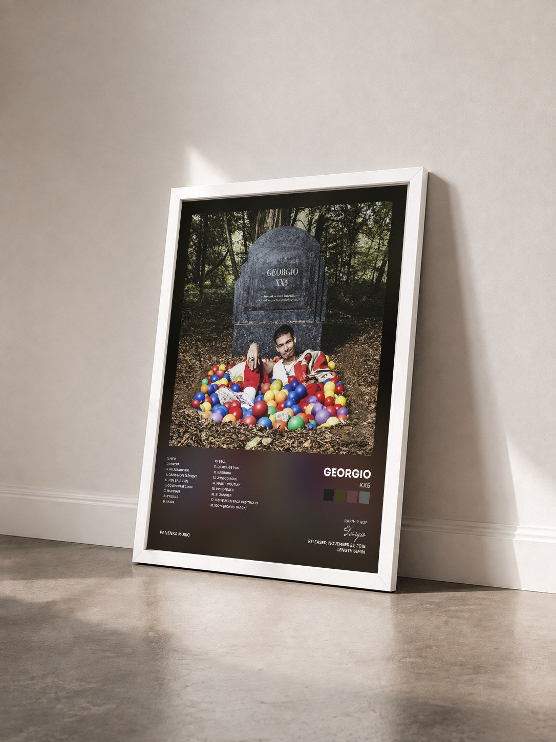 #blanc Tableau de l'album XX5 de Georgio vu de trois quarts, cadre blanc