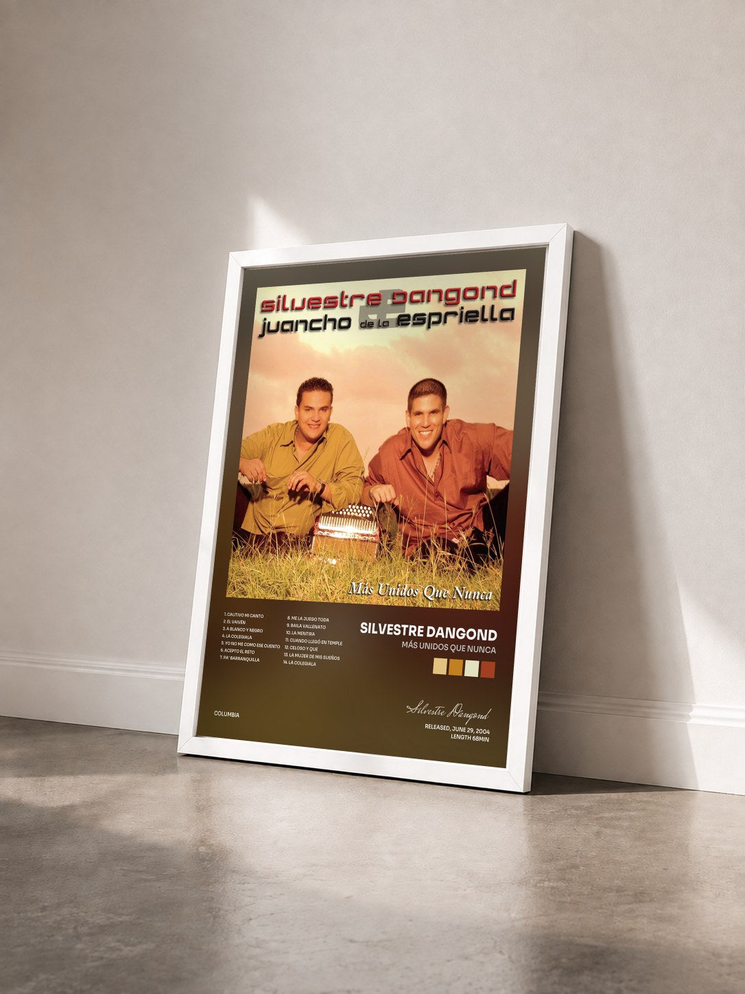 #blanc Tableau de l'album Más Unidos Que Nunca de Silvestre Dangond vu de trois quarts, cadre blanc