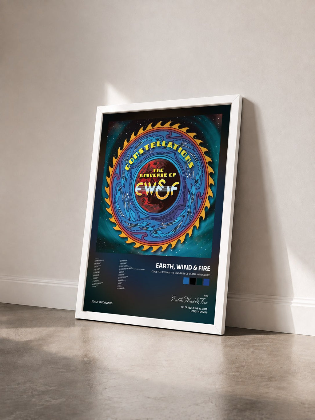 #blanc Constellations: The Universe of Earth, Wind & Fire di Earth, Wind & Fire in stampa incorniciata vista di tre quarti, cornice bianca