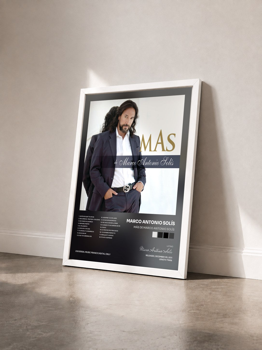 #blanc Tableau de l'album Más De Marco Antonio Solís de Marco Antonio Solís vu de trois quarts, cadre blanc