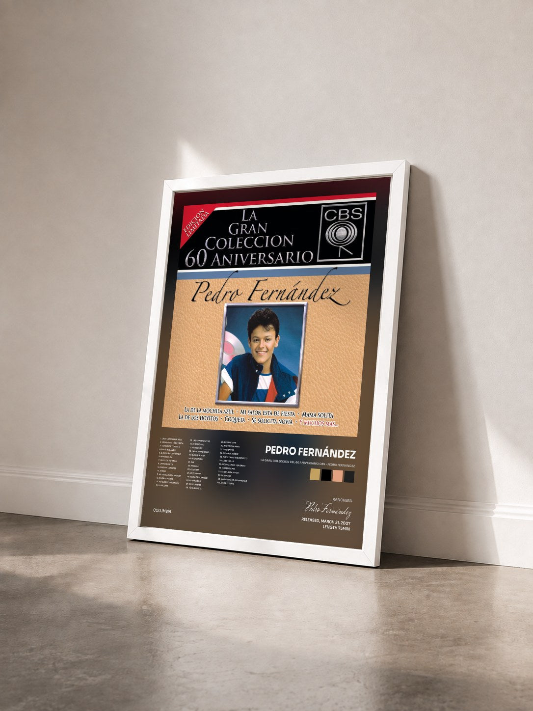 #blanc Tableau de l'album La Gran Coleccion Del 60 Aniversario CBS - Pedro Fernandez de Pedro Fernández vu de trois quarts, cadre blanc