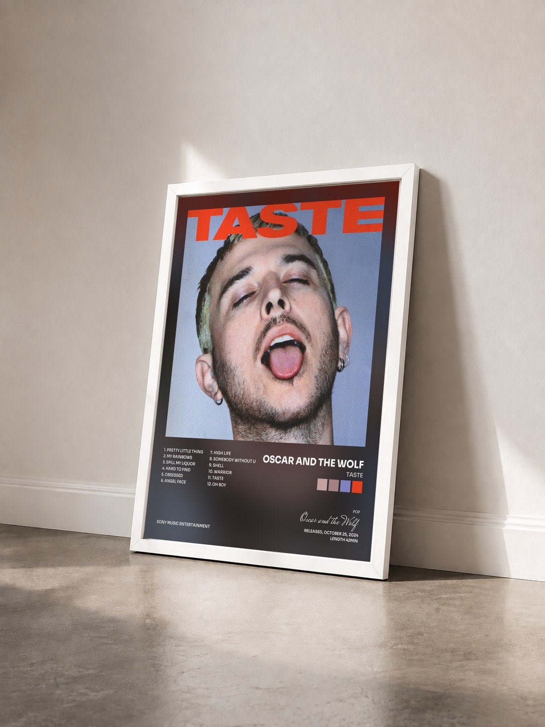#blanc Tableau de l'album TASTE de Oscar and the Wolf vu de trois quarts, cadre blanc