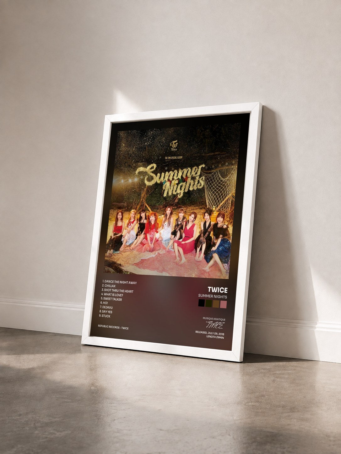 #blanc Tableau de l'album Summer Nights de TWICE vu de trois quarts, cadre blanc