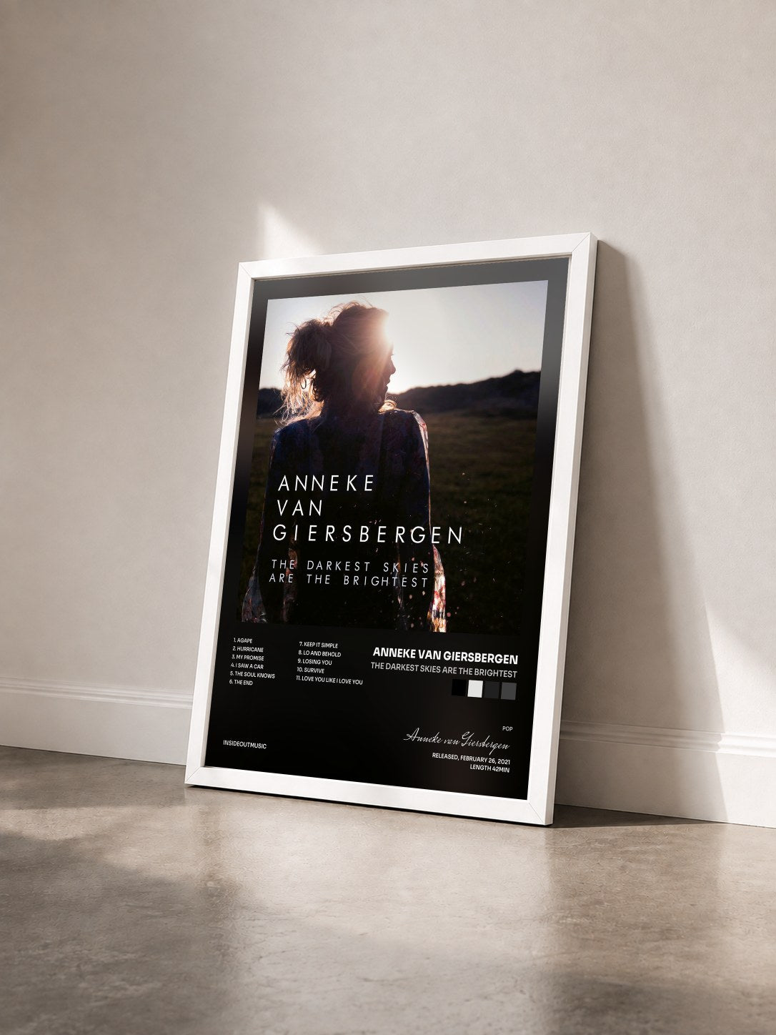 #blanc Tableau de l'album The Darkest Skies Are The Brightest de Anneke van Giersbergen vu de trois quarts, cadre blanc