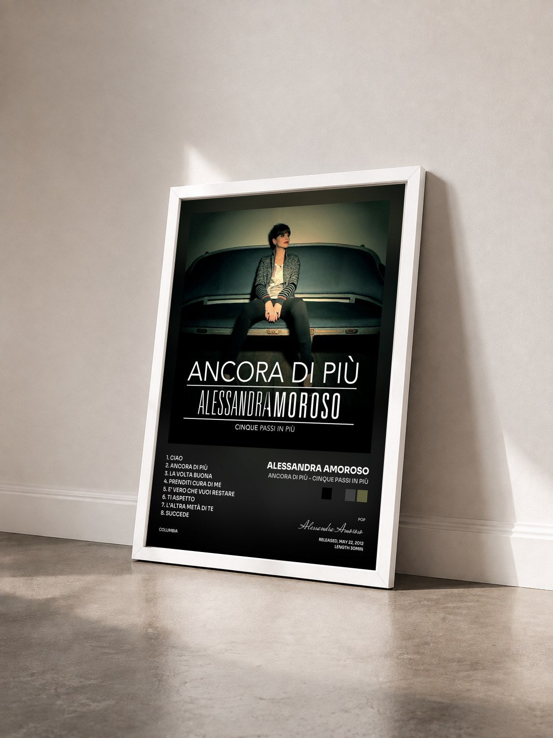 #blanc Tableau de l'album Ancora di Più - Cinque Passi in Più de Alessandra Amoroso vu de trois quarts, cadre blanc