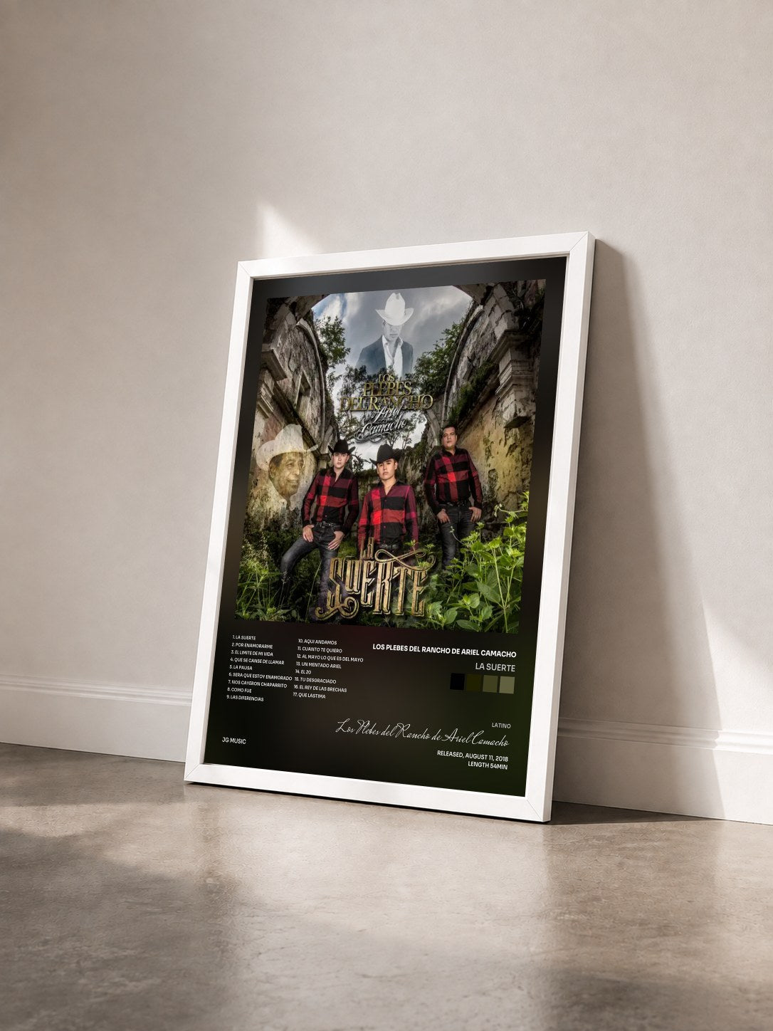#blanc Tableau de l'album La Suerte de Los Plebes del Rancho de Ariel Camacho vu de trois quarts, cadre blanc