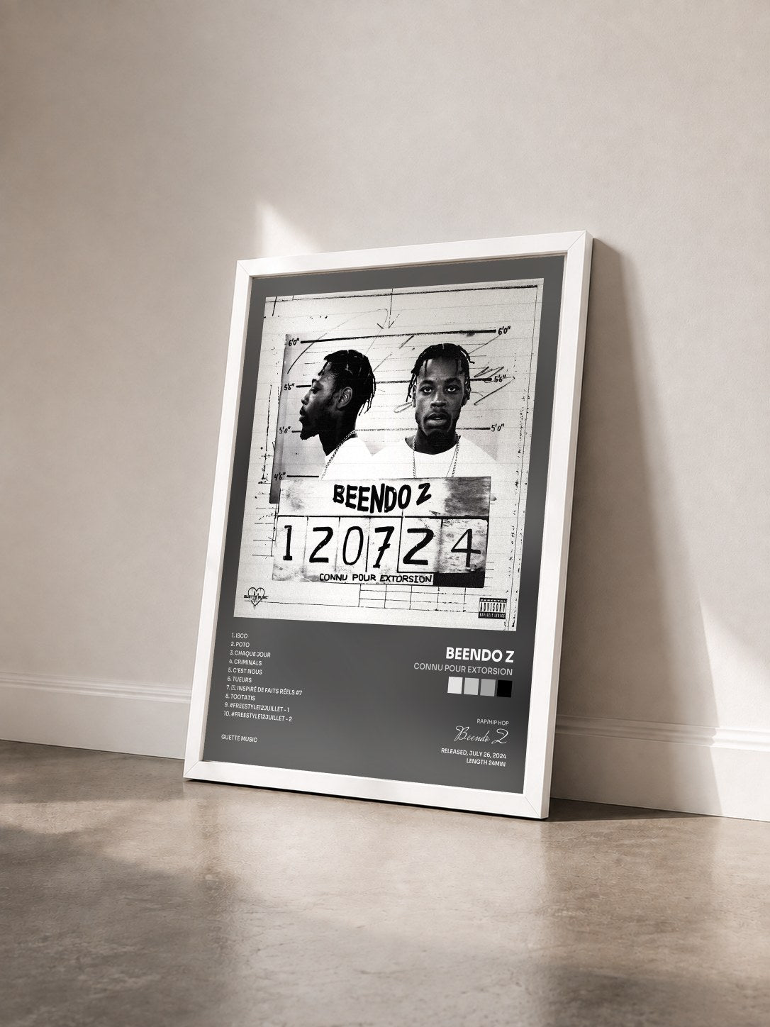 #blanc Tableau de l'album CONNU POUR EXTORSION de Beendo Z vu de trois quarts, cadre blanc