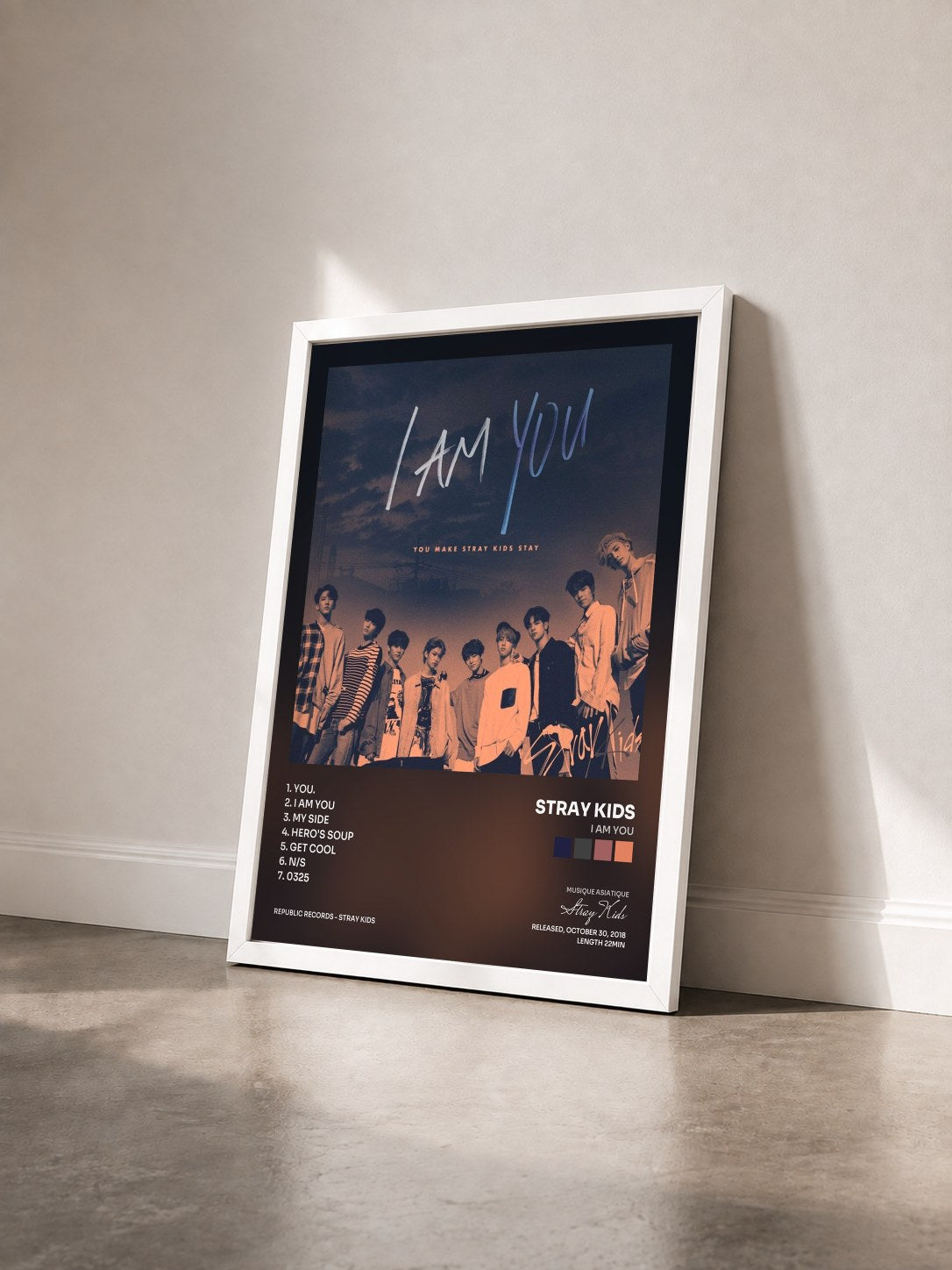 #blanc Tableau de l'album I am YOU de Stray Kids vu de trois quarts, cadre blanc