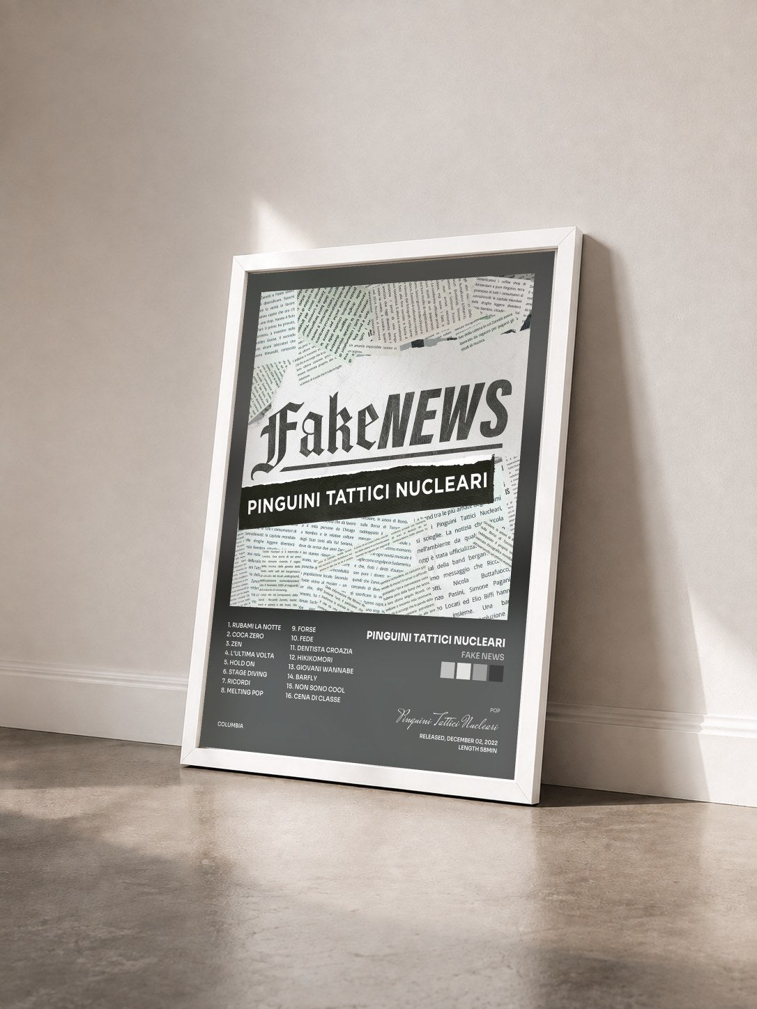 #blanc Tableau de l'album Fake News de Pinguini Tattici Nucleari vu de trois quarts, cadre blanc