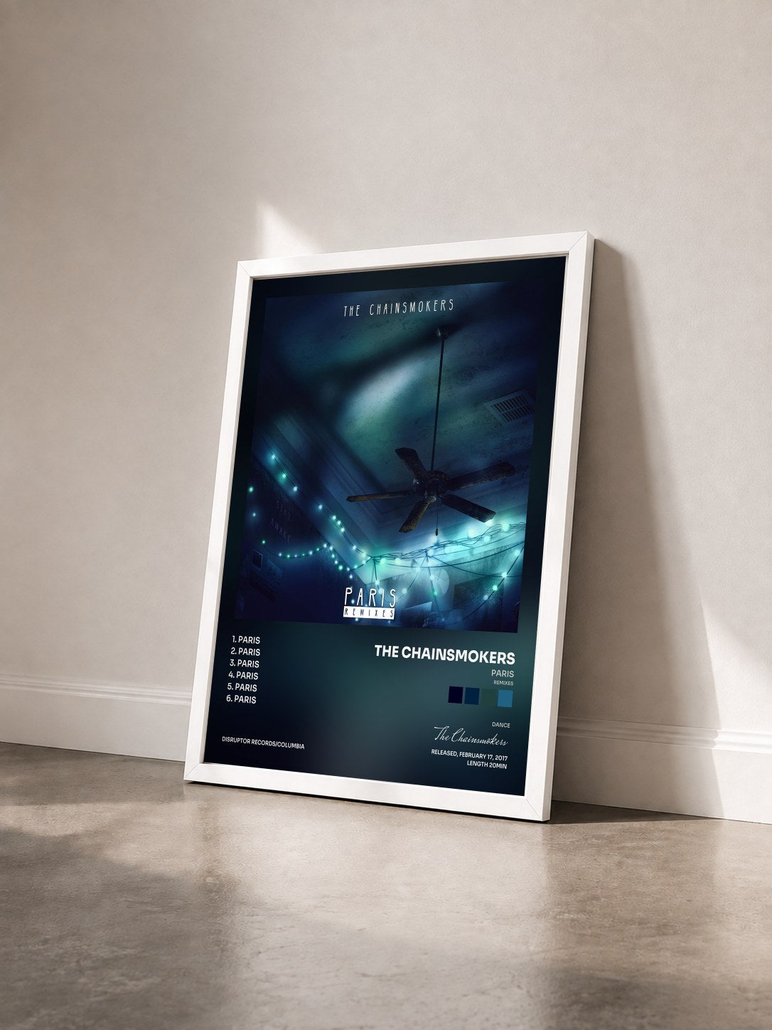 #blanc Tableau de l'album Paris (Remixes) de The Chainsmokers vu de trois quarts, cadre blanc