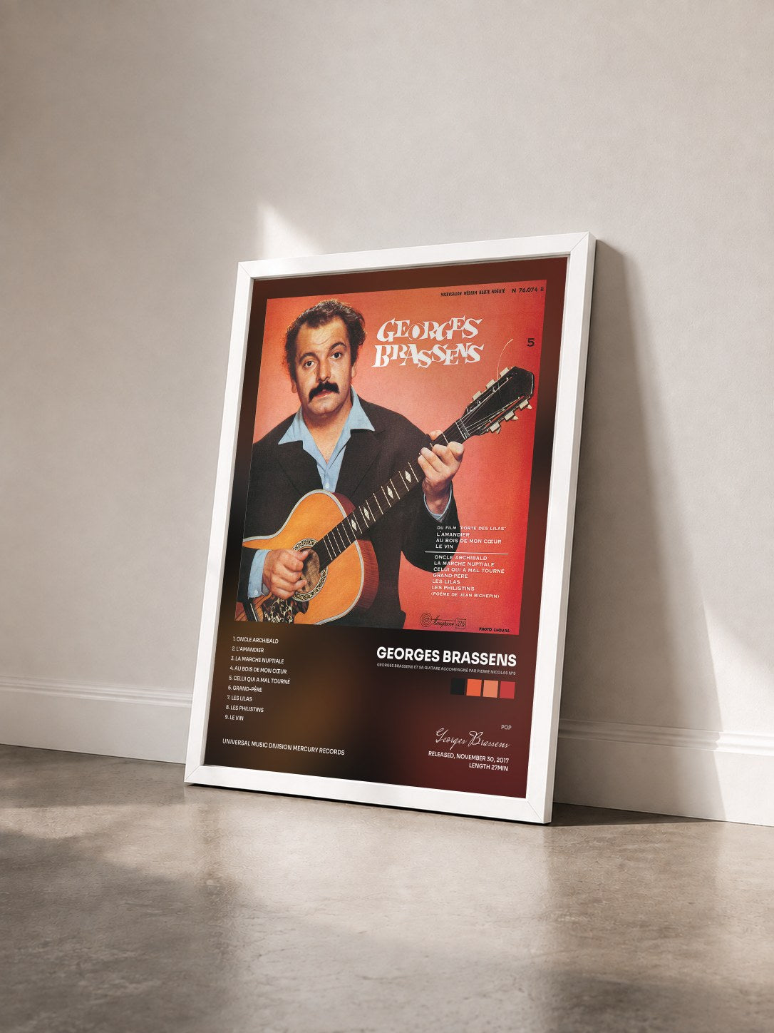 #blanc Tableau de l'album Georges Brassens et sa guitare accompagné par Pierre Nicolas N°5 de Georges Brassens vu de trois quarts, cadre blanc