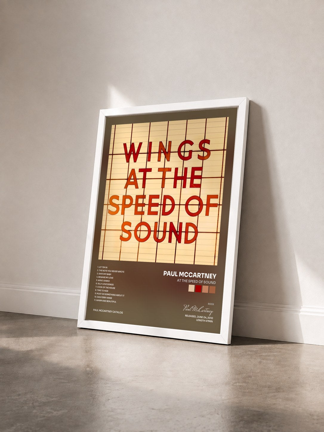 #blanc Tableau de l'album At the Speed of Sound de Paul McCartney vu de trois quarts, cadre blanc