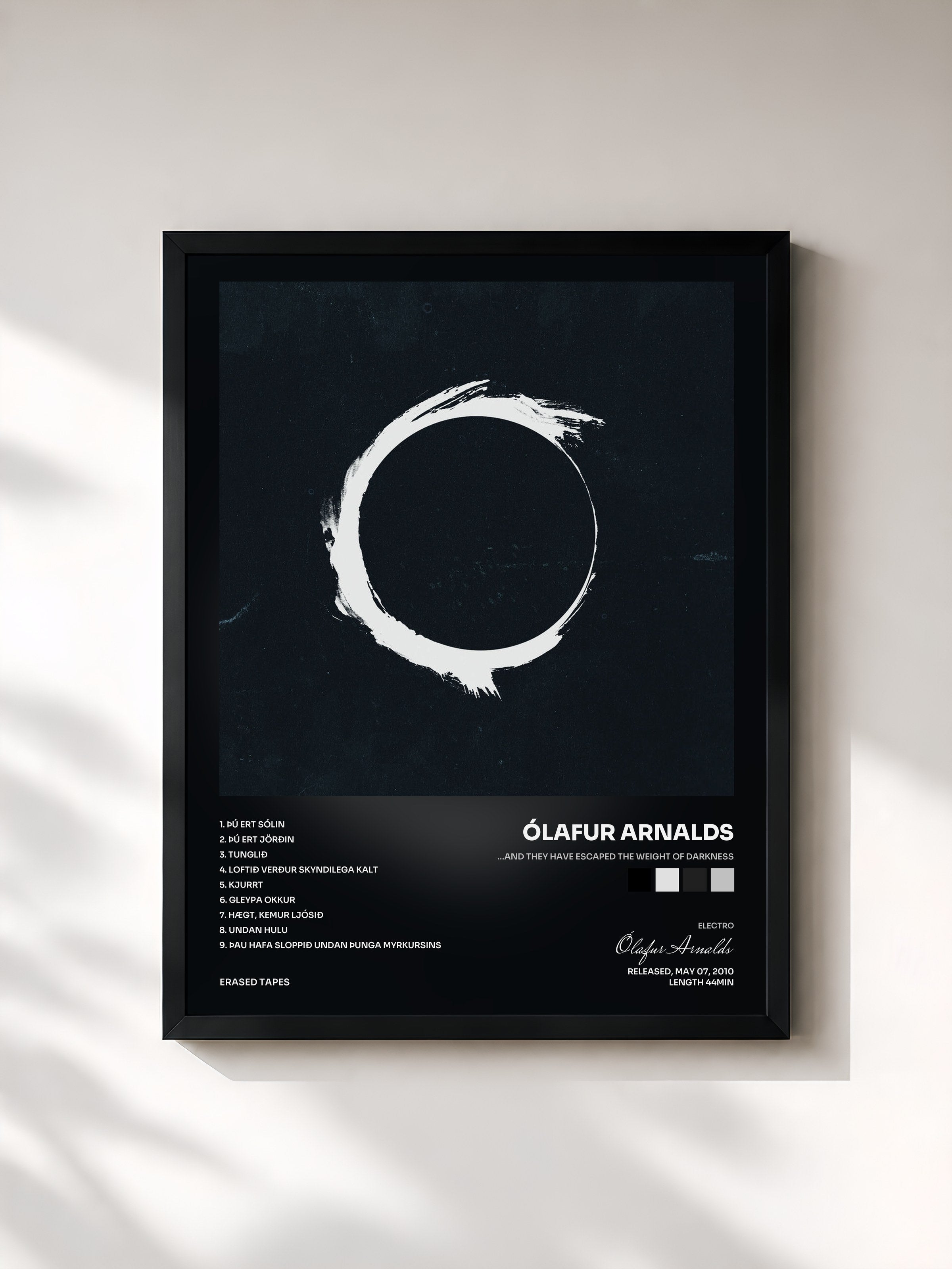 #noir Tableau de l'album …And They Have Escaped the Weight of Darkness de Ólafur Arnalds, cadre noir, imprimé et encadré en France