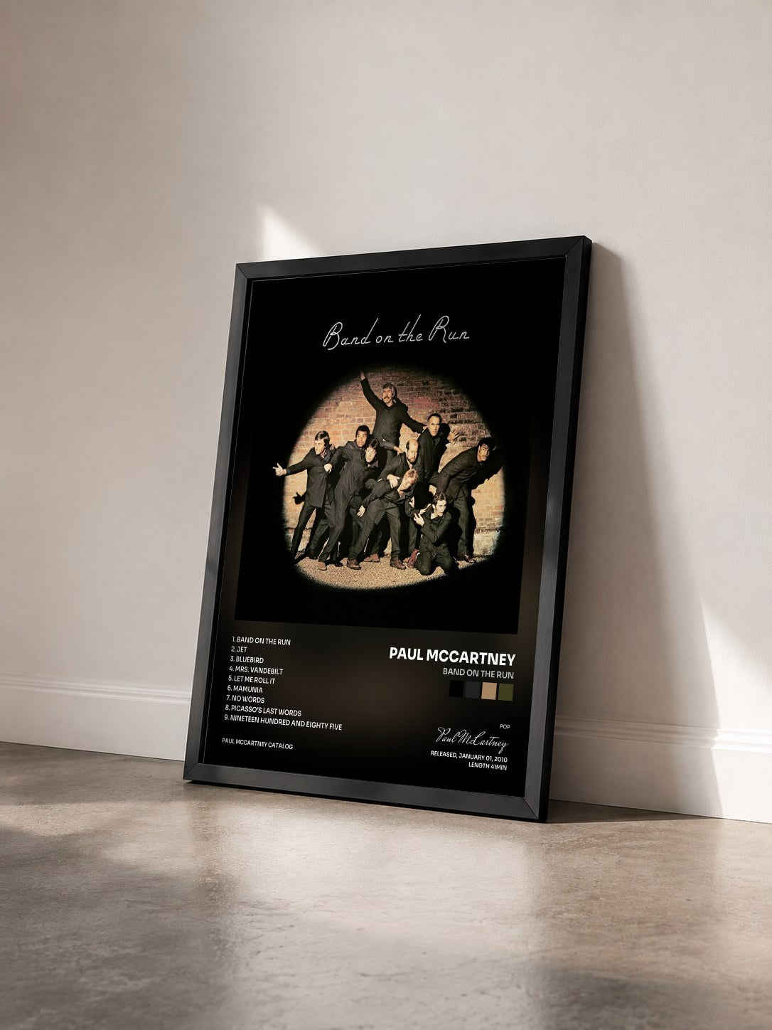 #noir Band On The Run von Paul McCartney als gerahmter Kunstdruck von schräg gesehen, schwarzer Rahmen