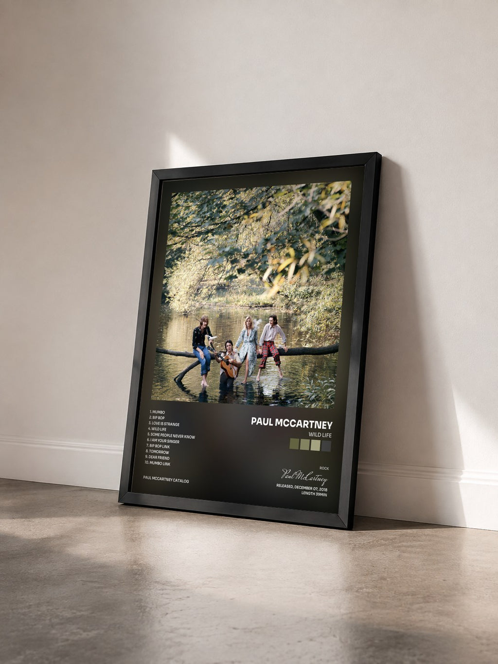 #noir Wild Life di Paul McCartney in stampa incorniciata vista di tre quarti, cornice nera