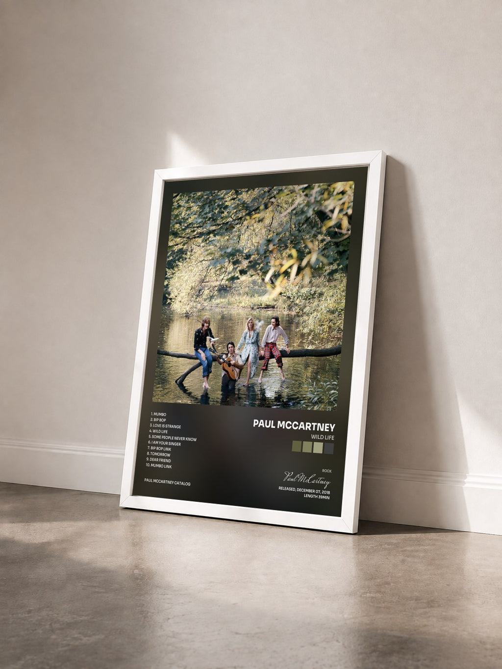 #blanc Wild Life di Paul McCartney in stampa incorniciata vista di tre quarti, cornice bianca