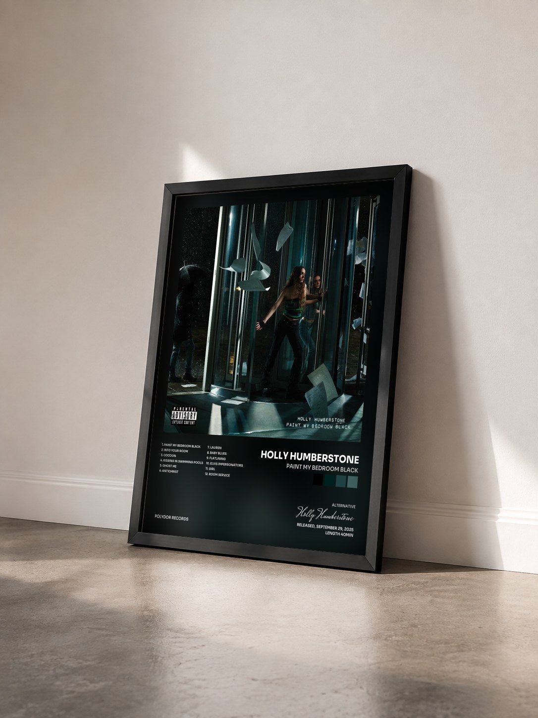 #noir Tableau de l'album Paint My Bedroom Black de Holly Humberstone vu de trois quarts, cadre noir