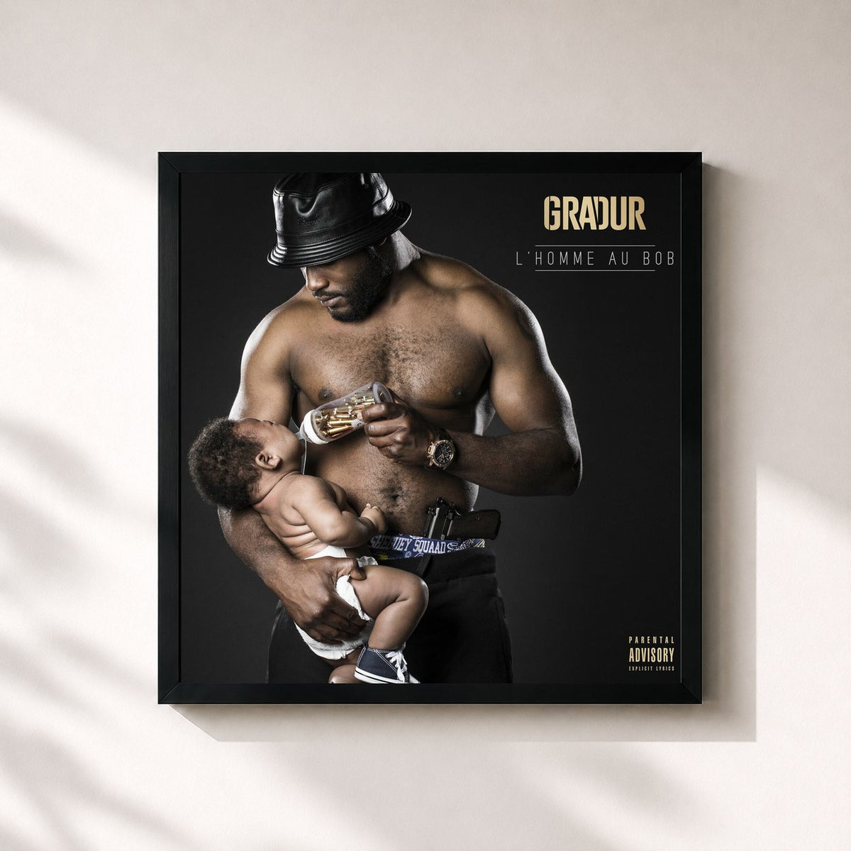 #noir Tableau carré de l'album L'homme au bob de Gradur, cadre noir 32x32 cm
