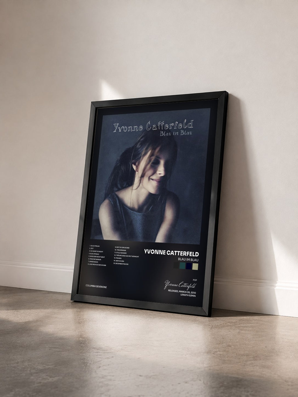 #noir Tableau de l'album Blau Im Blau de Yvonne Catterfeld vu de trois quarts, cadre noir