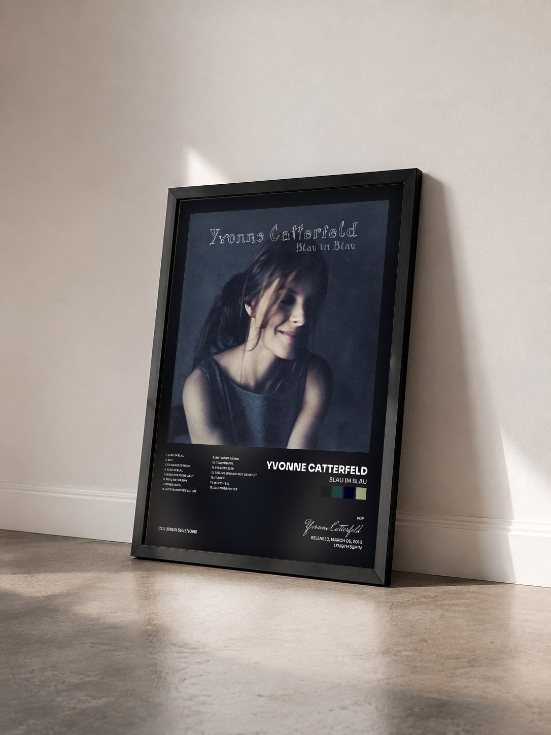 #noir Tableau de l'album Blau Im Blau de Yvonne Catterfeld vu de trois quarts, cadre noir