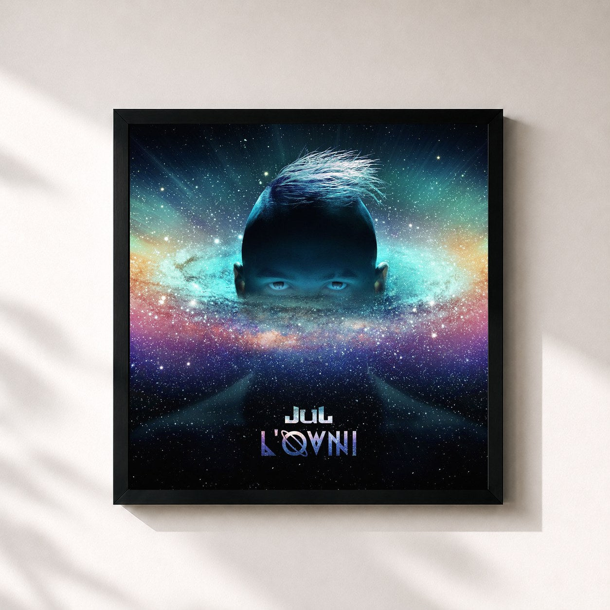 #noir L'ovni von Jul als quadratischer Kunstdruck, schwarzer Rahmen 32x32 cm