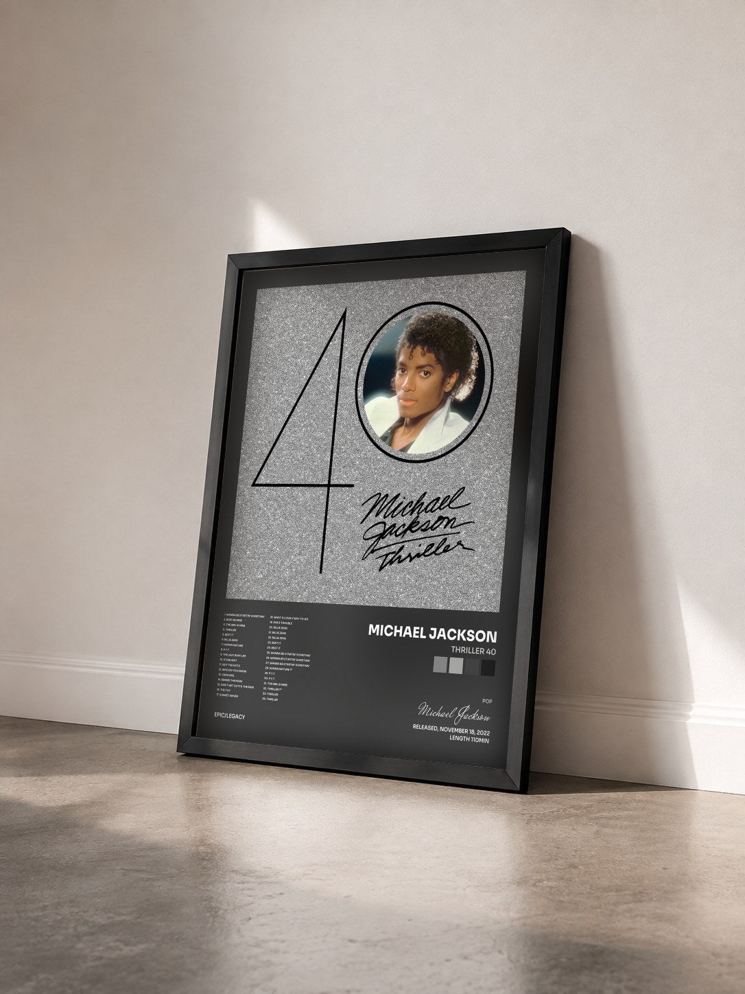 #noir Tableau de l'album Thriller 40 de Michael Jackson vu de trois quarts, cadre noir
