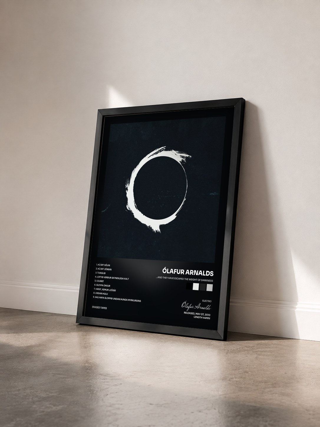 #noir Tableau de l'album …And They Have Escaped the Weight of Darkness de Ólafur Arnalds vu de trois quarts, cadre noir