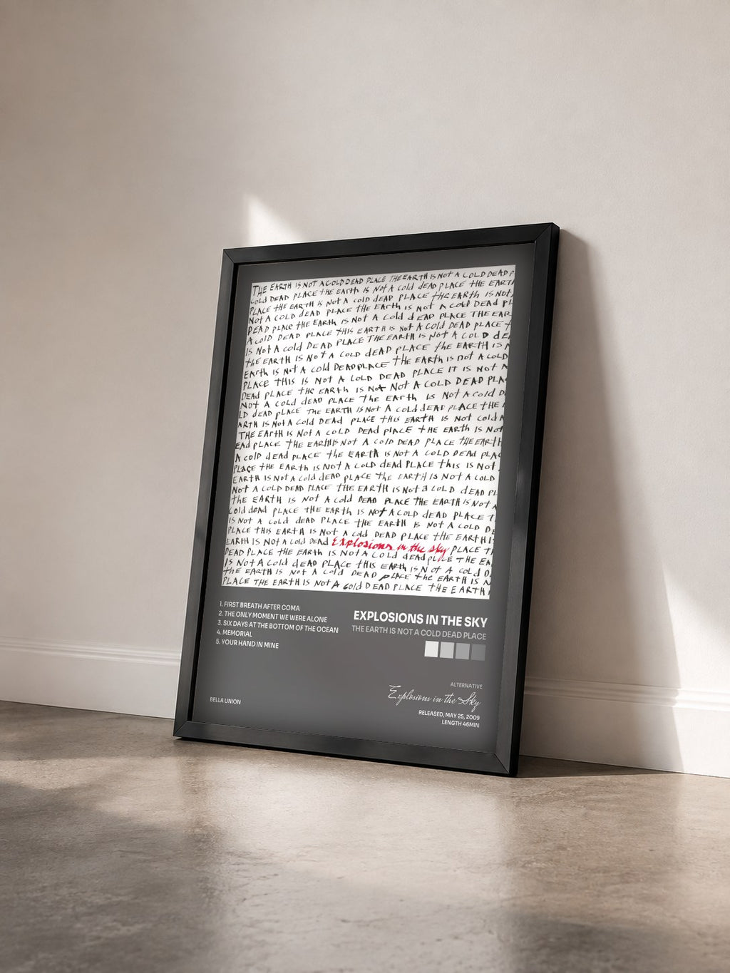 #noir The Earth Is Not a Cold Dead Place von Explosions in the Sky als gerahmter Kunstdruck von schräg gesehen, schwarzer Rahmen