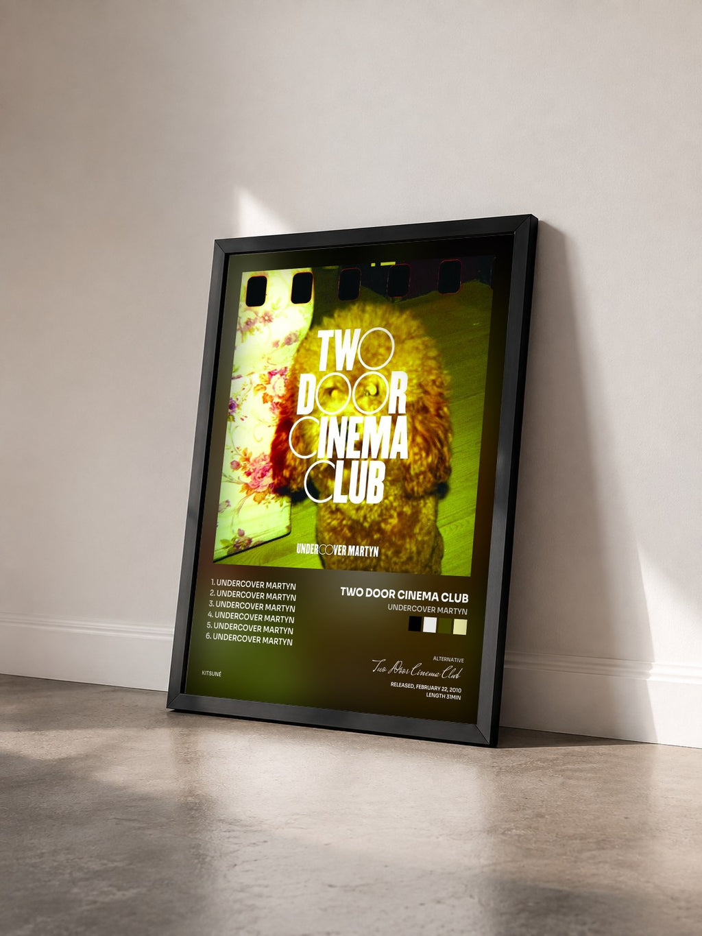 #noir Tableau de l'album Undercover Martyn de Two Door Cinema Club vu de trois quarts, cadre noir