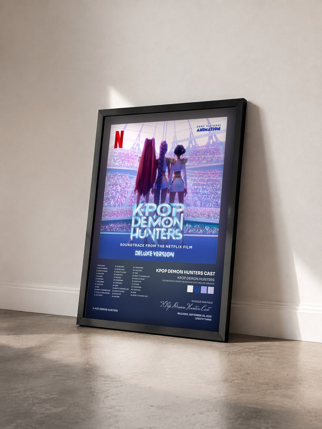 #noir KPop Demon Hunters (Soundtrack from the Netflix Film / Deluxe Version) von KPop Demon Hunters Cast als gerahmter Kunstdruck von schräg gesehen, schwarzer Rahmen