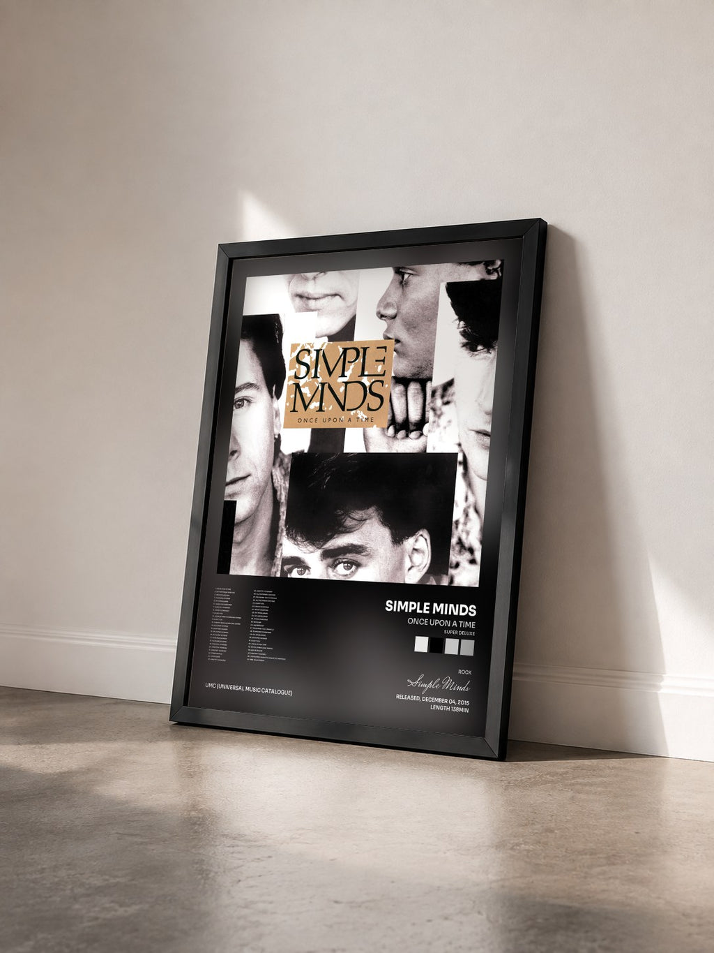 #noir Once Upon A Time (Super Deluxe) di Simple Minds in stampa incorniciata vista di tre quarti, cornice nera