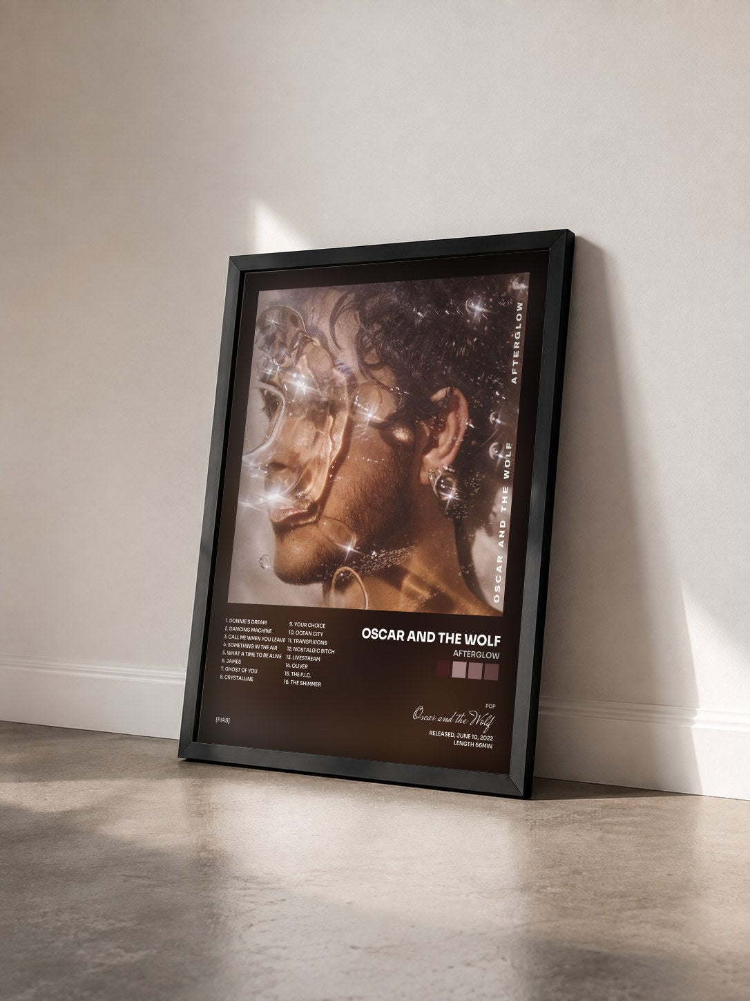 #noir Tableau de l'album Afterglow de Oscar and the Wolf vu de trois quarts, cadre noir