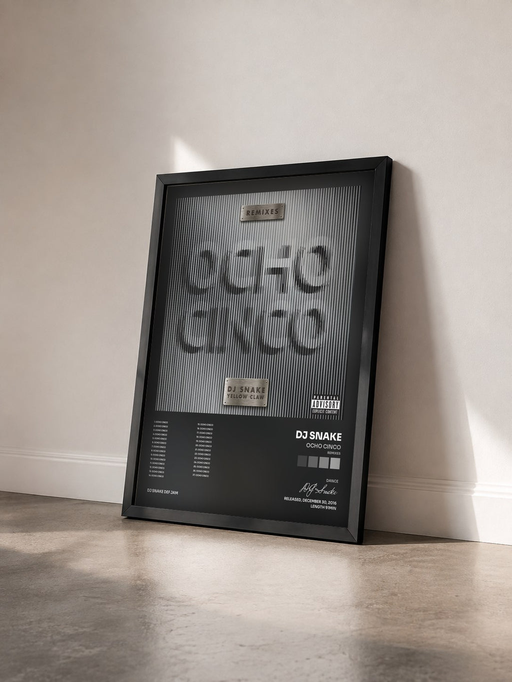 #noir Tableau de l'album Ocho Cinco (Remixes) de DJ Snake vu de trois quarts, cadre noir