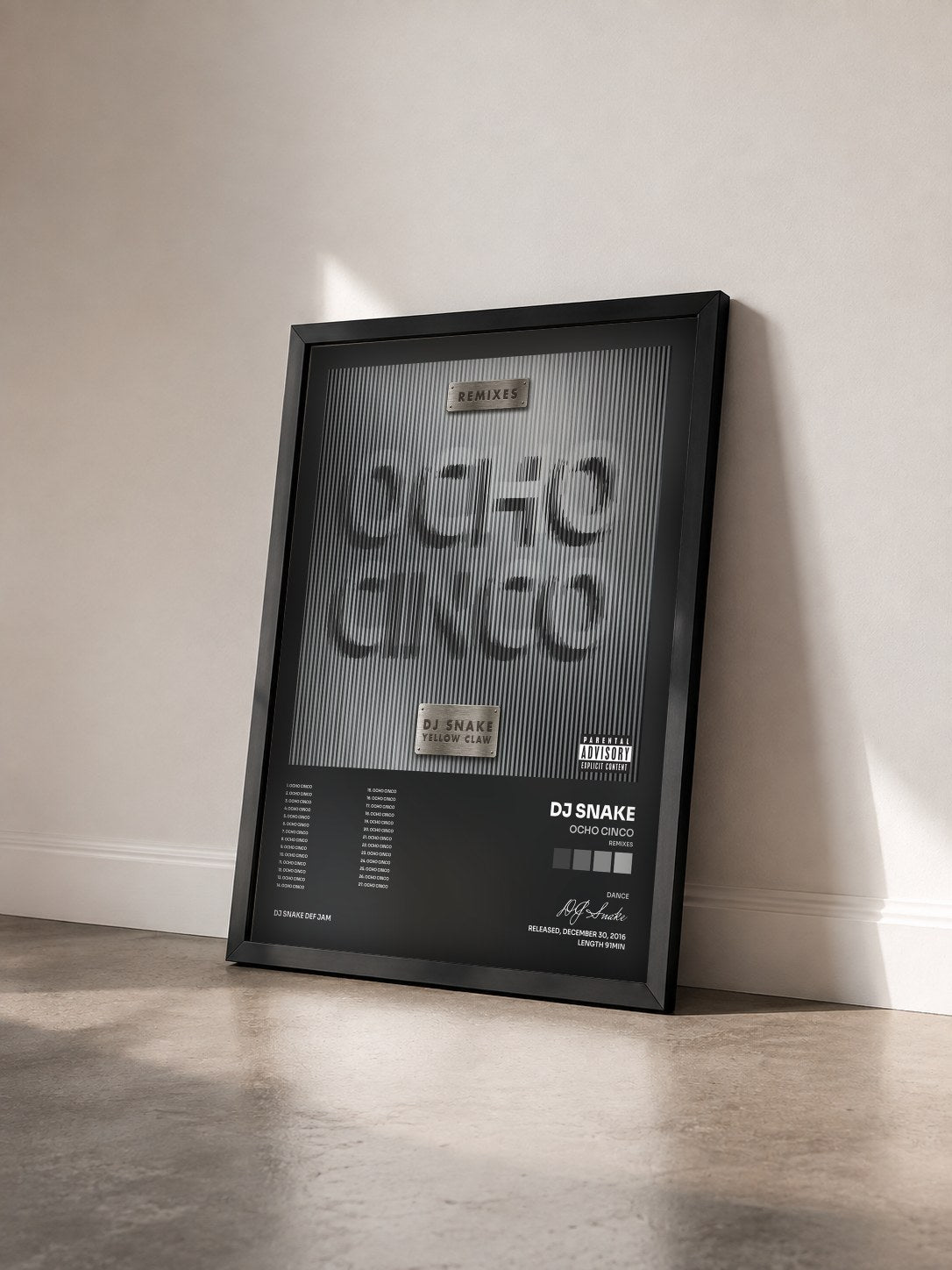 #noir Tableau de l'album Ocho Cinco (Remixes) de DJ Snake vu de trois quarts, cadre noir