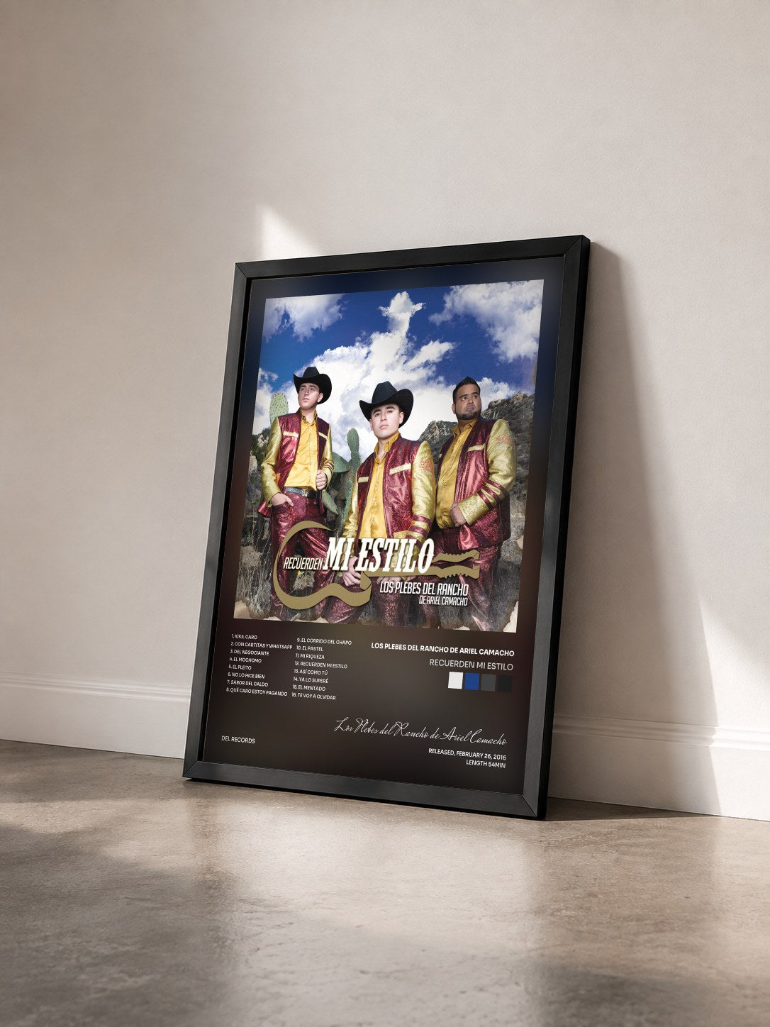 #noir Tableau de l'album Recuerden Mi Estilo de Los Plebes del Rancho de Ariel Camacho vu de trois quarts, cadre noir