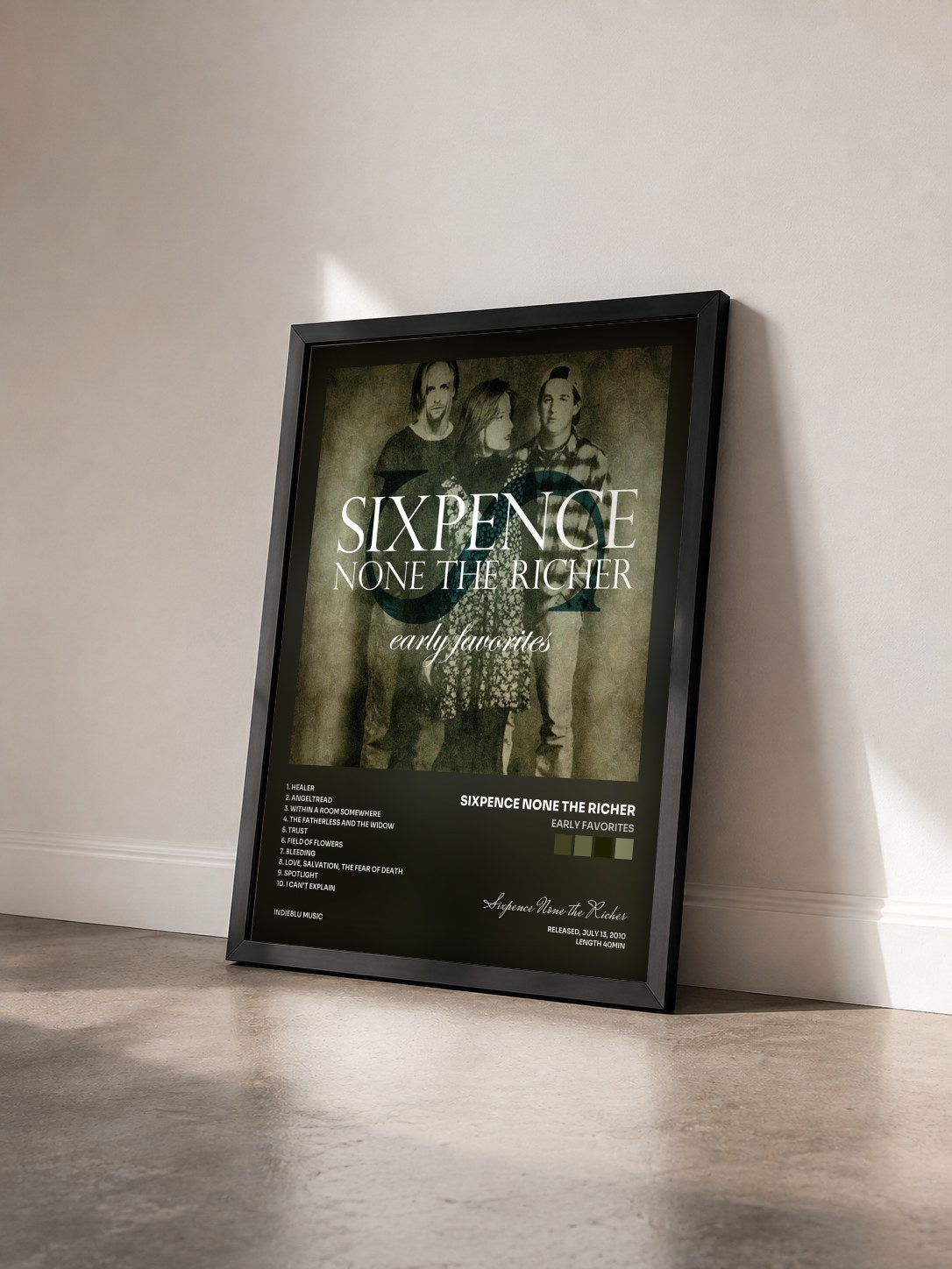 #noir Tableau de l'album Early Favorites de Sixpence None the Richer vu de trois quarts, cadre noir