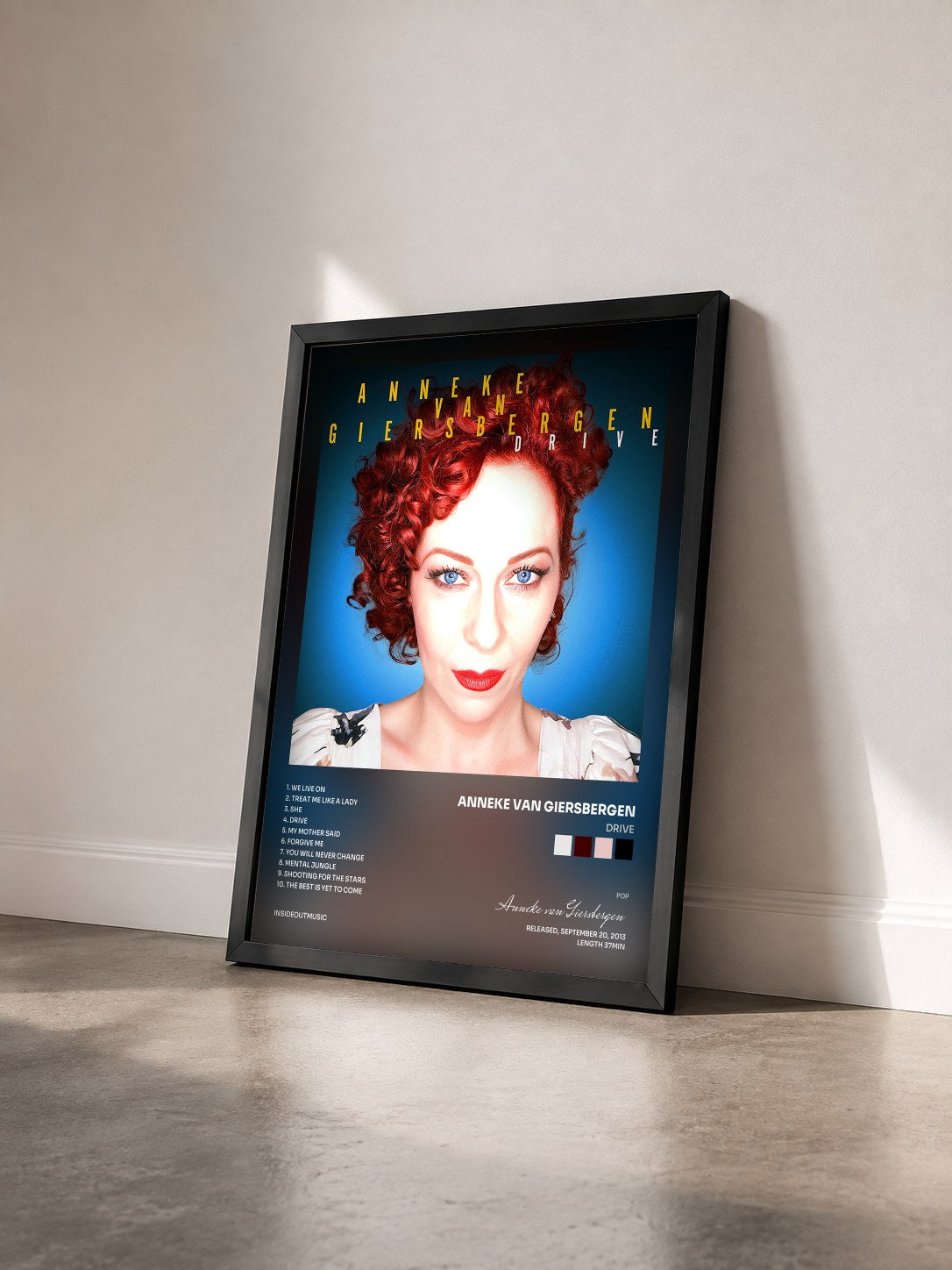 #noir Tableau de l'album Drive de Anneke van Giersbergen vu de trois quarts, cadre noir