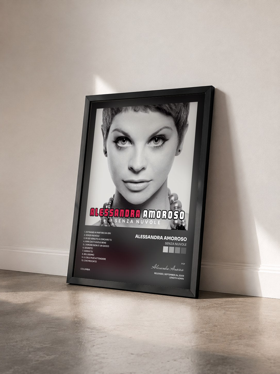 #noir Tableau de l'album Senza Nuvole de Alessandra Amoroso vu de trois quarts, cadre noir