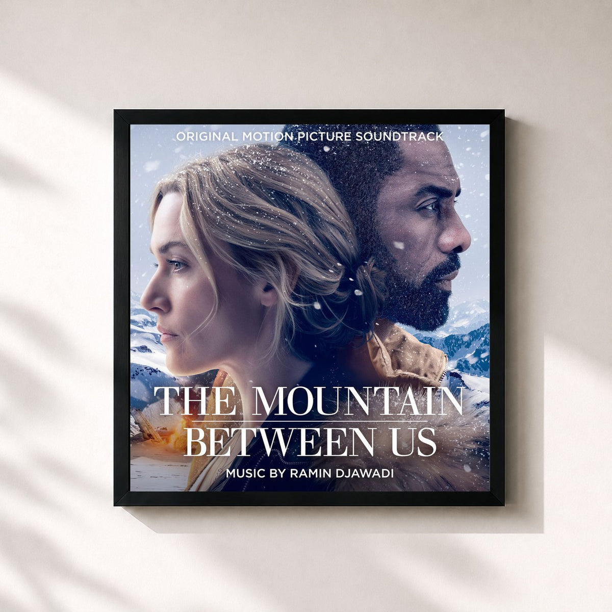 #noir Tableau carré de l'album The Mountain Between Us (Original Motion Picture Soundtrack) de Ramin Djawadi, cadre noir 32x32 cm