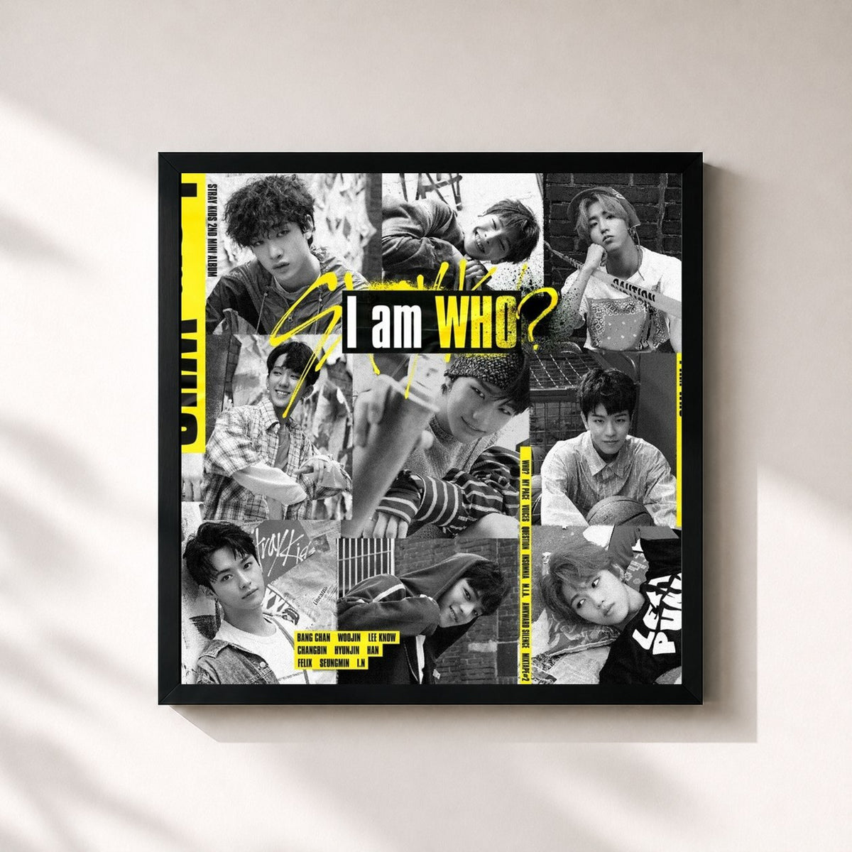 #noir Tableau carré de l'album I am WHO de Stray Kids, cadre noir 32x32 cm