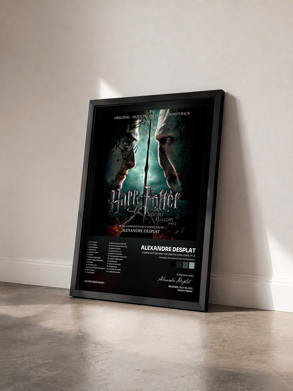 #noir Harry Potter and the Deathly Hallows, Pt. 2 (Original Motion Picture Soundtrack) von Alexandre Desplat als gerahmter Kunstdruck von schräg gesehen, schwarzer Rahmen
