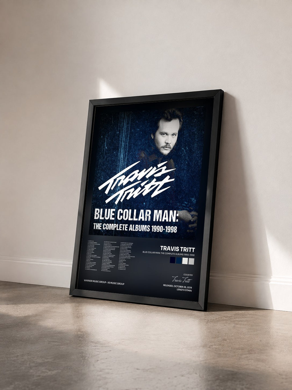 #noir Tableau de l'album Blue Collar Man: The Complete Albums 1990-1998 de Travis Tritt vu de trois quarts, cadre noir