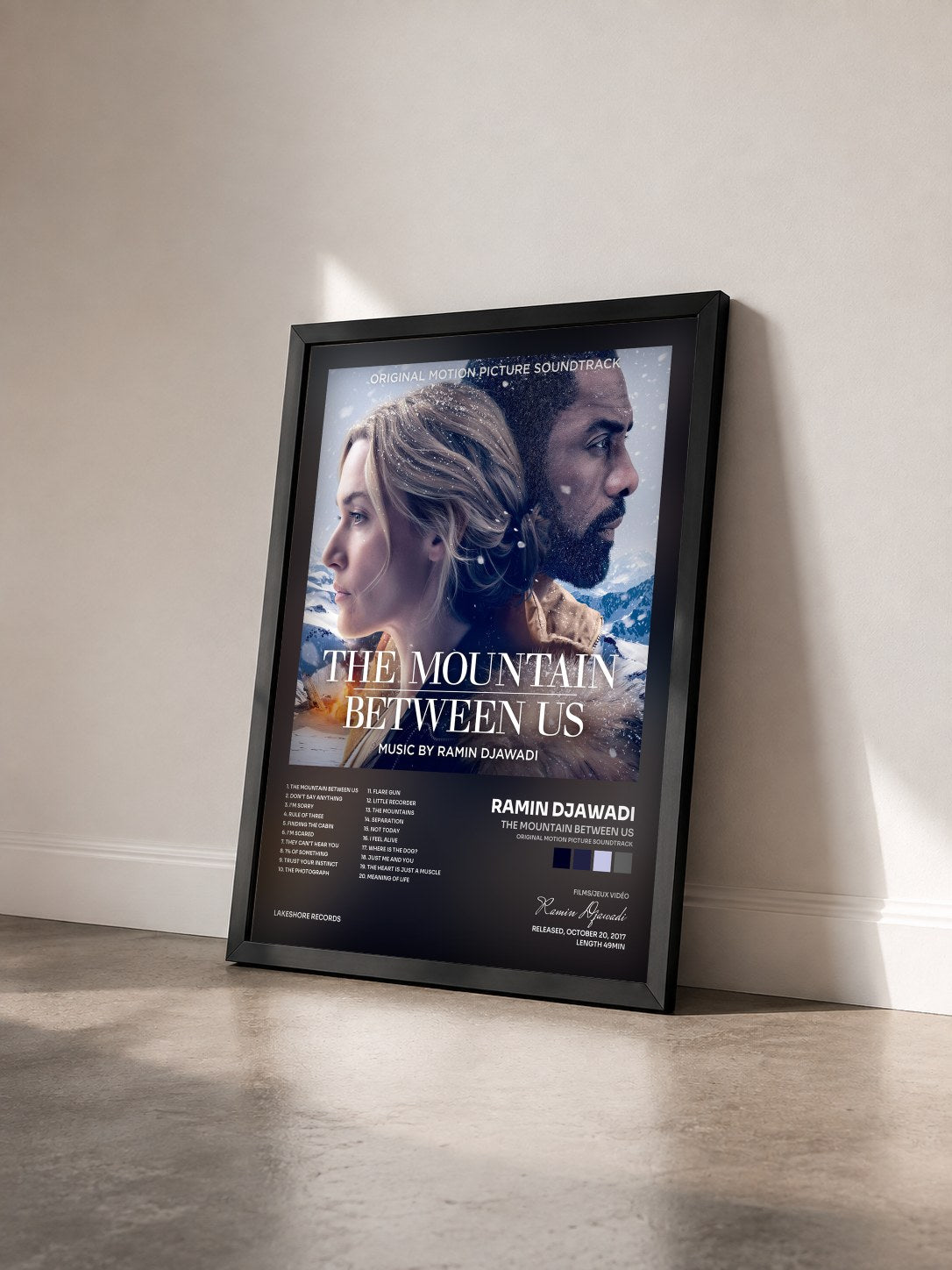 #noir Tableau de l'album The Mountain Between Us (Original Motion Picture Soundtrack) de Ramin Djawadi vu de trois quarts, cadre noir