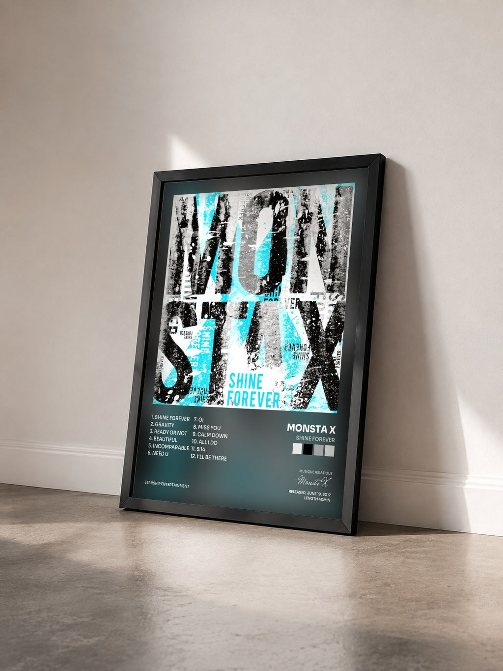 #noir SHINE FOREVER von Monsta X als gerahmter Kunstdruck von schräg gesehen, schwarzer Rahmen